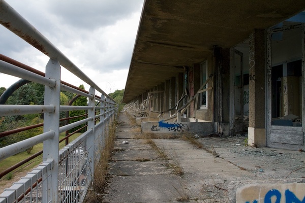 Les longues terrasses au RDC du Sanatorium d'Aincourt