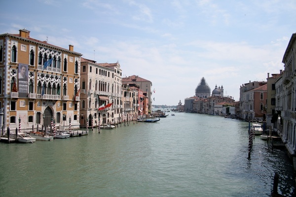 Le grand canal, avec en arrière plan la Basilique Santa-Maria