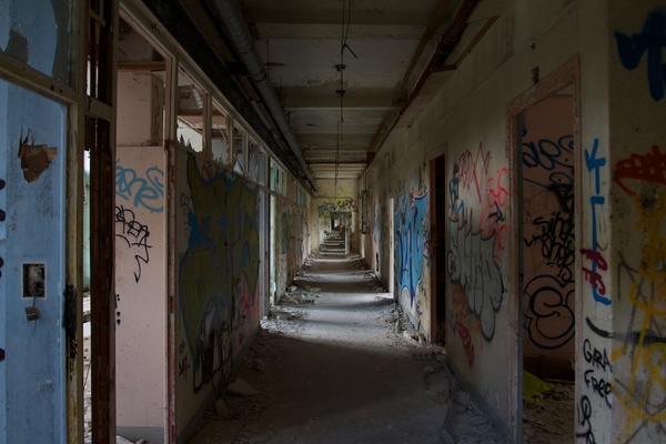 Un long couloir dans le Sanatorium d'Aincourt